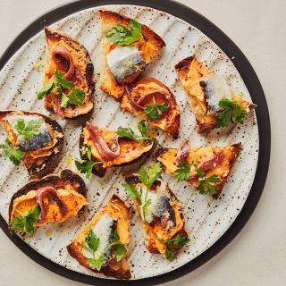 Dneska se s vámi chceme podělit o recept, který si zamilujete už po prvním soustu🤤 Jednoduchý, ale s wow efektem - topinky...