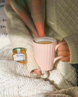 Dnešek si přímo říká o něco teplého a sladkého, co zahřeje nejen ruce, ale i duši 🍯 My si k šálku čaje přidali trochu...